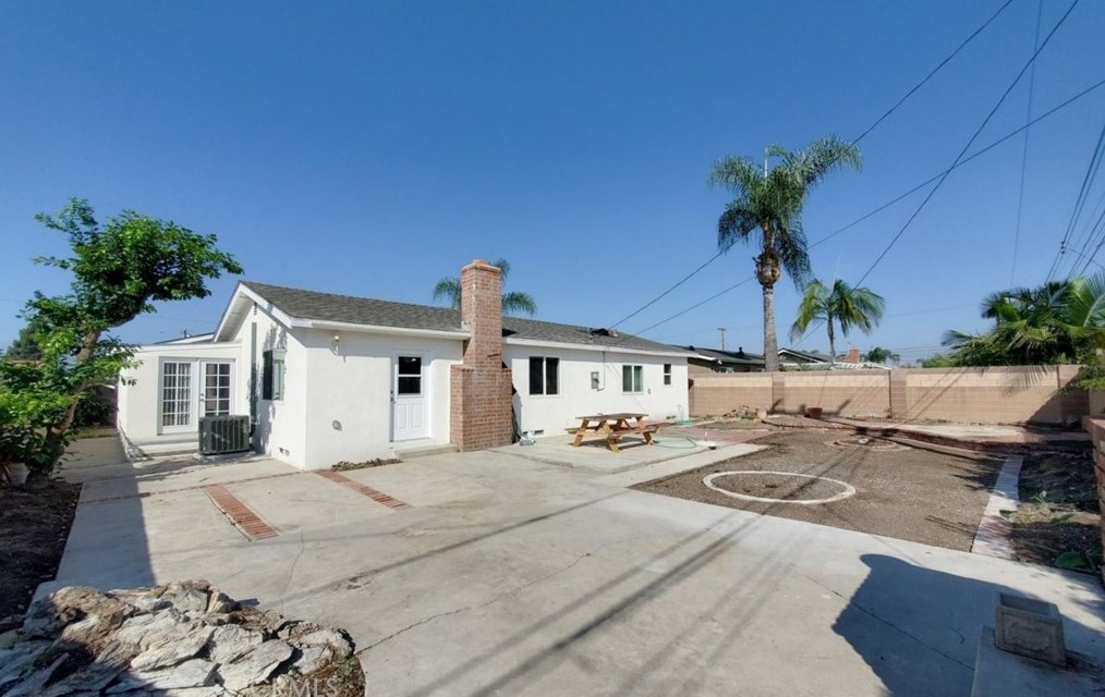 16542 Hart Cir, Huntington Beach CA  92647-4815 exterior