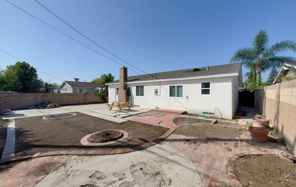 16542 Hart Cir, Huntington Beach CA  92647-4815 exterior