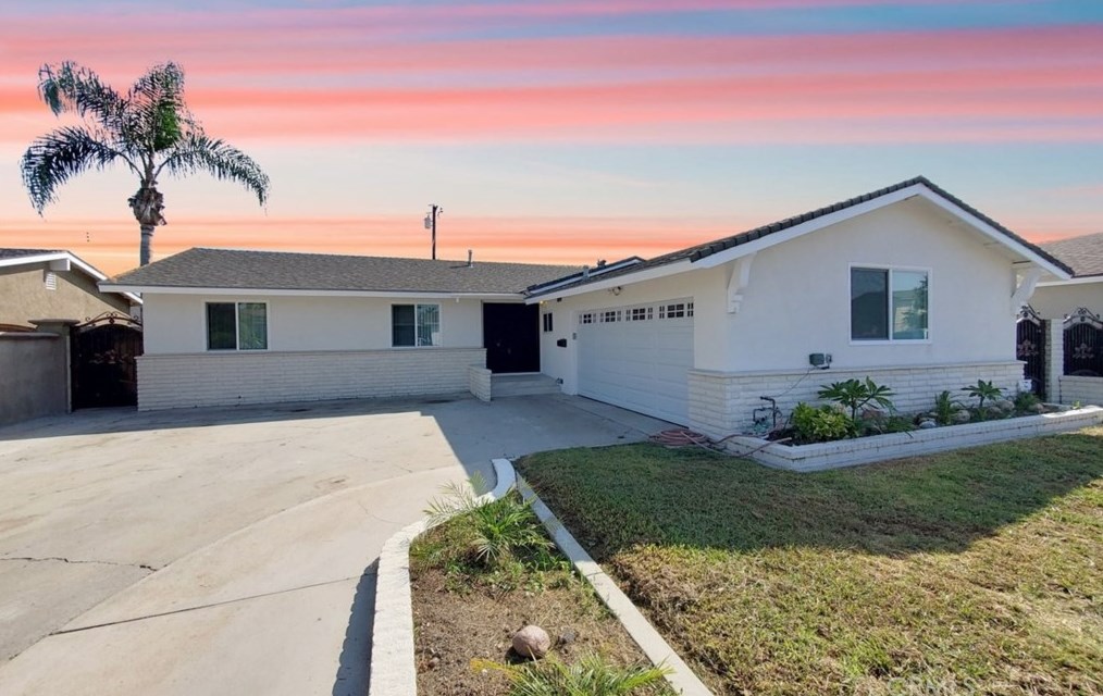 16542 Hart Cir, Huntington Beach CA  92647-4815 exterior