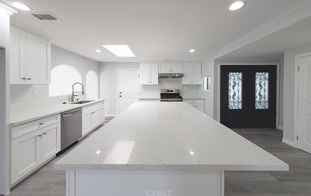 16542 Hart Cir, Huntington Beach CA  92647-4815 exterior