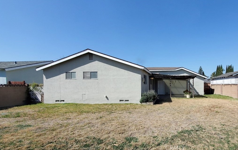 16552 Hart Cir, Huntington Beach CA  92647-4815 exterior
