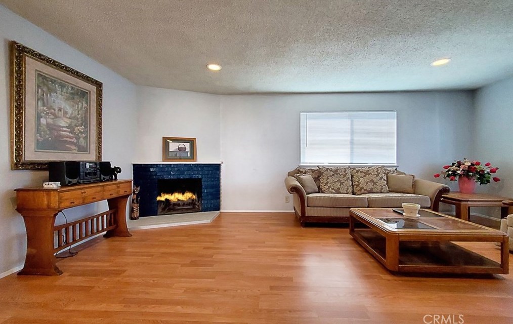 16552 Hart Cir, Huntington Beach CA  92647-4815 exterior