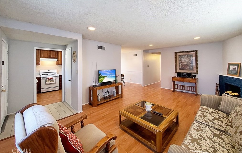 16552 Hart Cir, Huntington Beach CA  92647-4815 exterior
