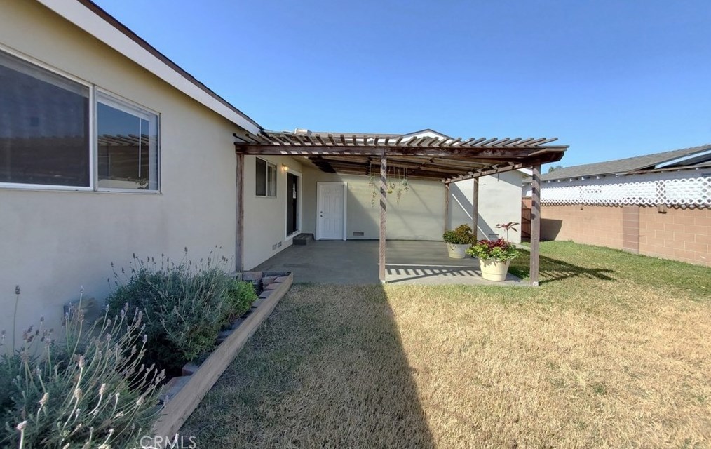 16552 Hart Cir, Huntington Beach CA  92647-4815 exterior
