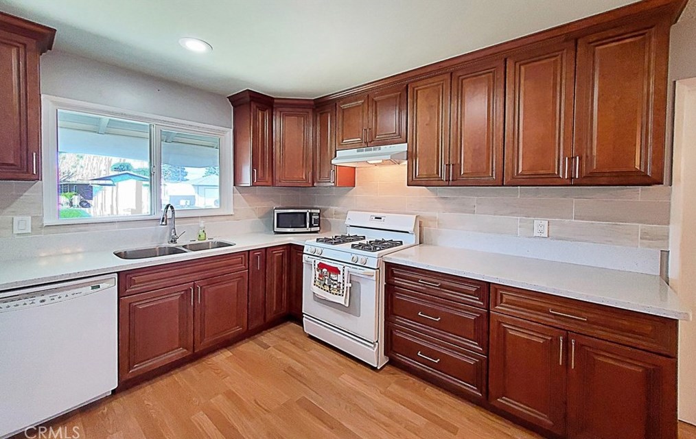 16552 Hart Cir, Huntington Beach CA  92647-4815 exterior