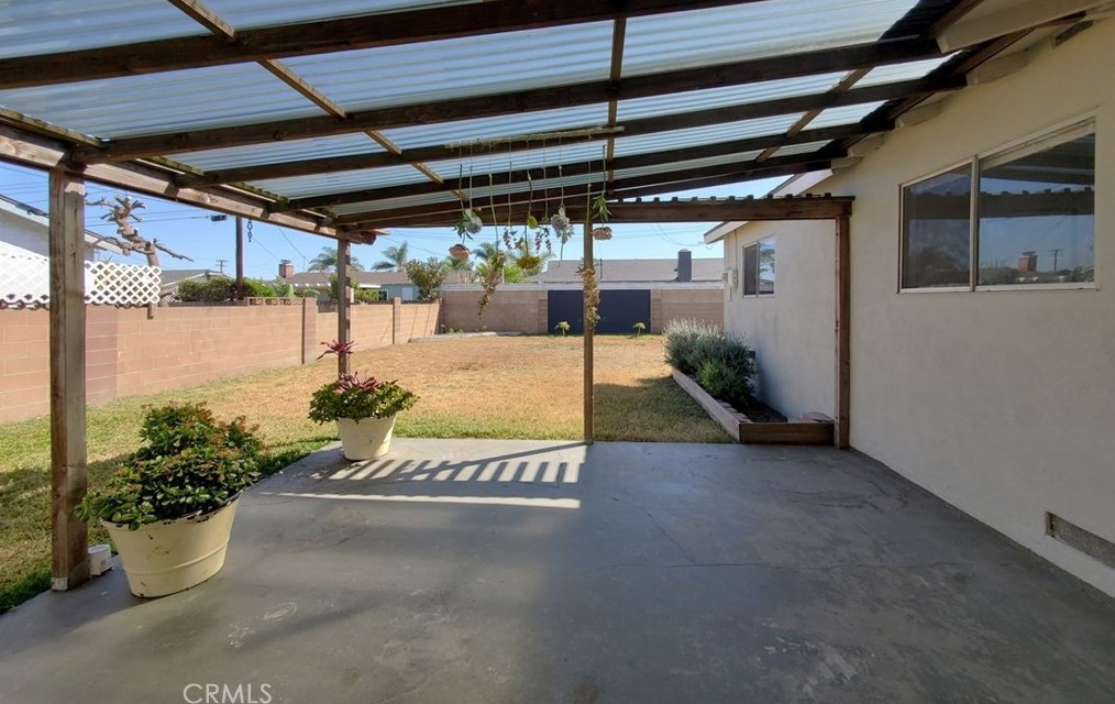 16552 Hart Cir, Huntington Beach CA  92647-4815 exterior