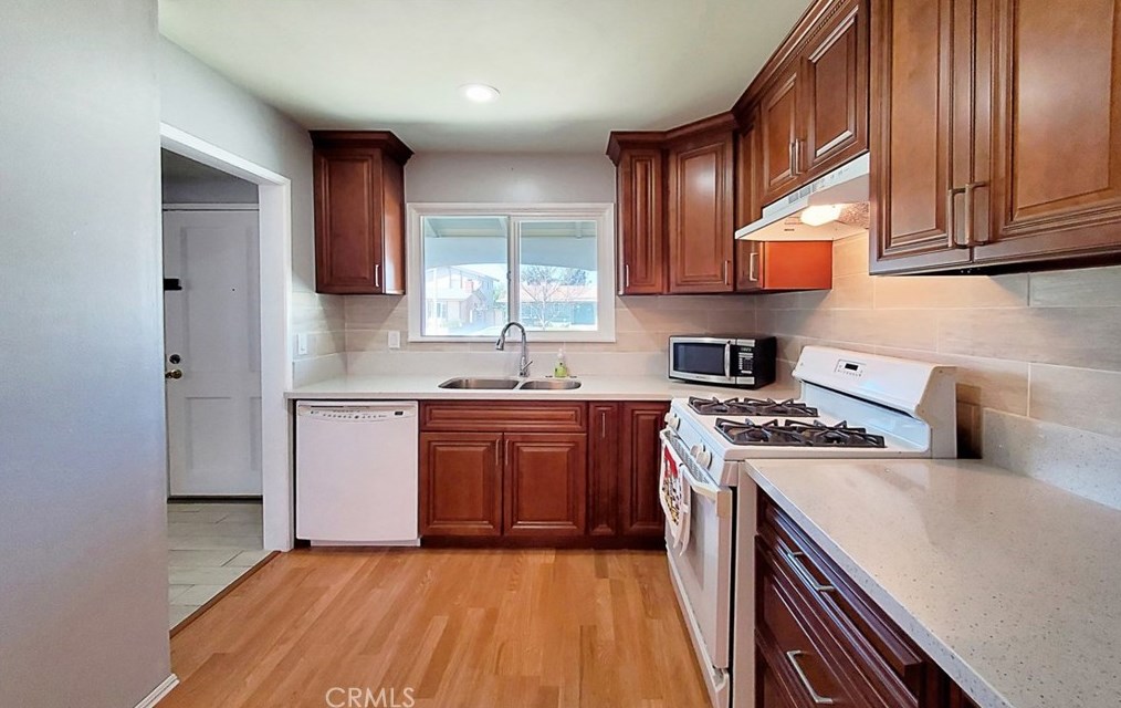 16552 Hart Cir, Huntington Beach CA  92647-4815 exterior