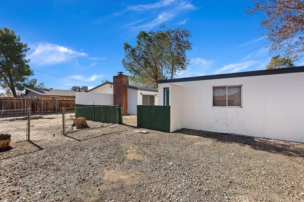 14063 Quinnault Rd, Apple Valley CA  92307-4252 exterior