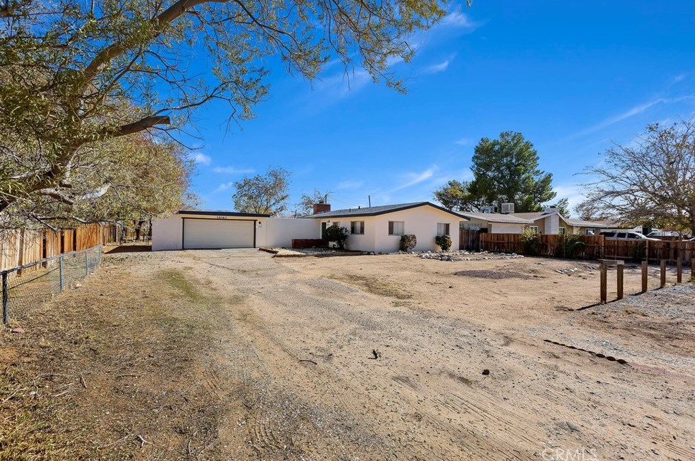 14063 Quinnault Rd, Apple Valley CA  92307-4252 exterior