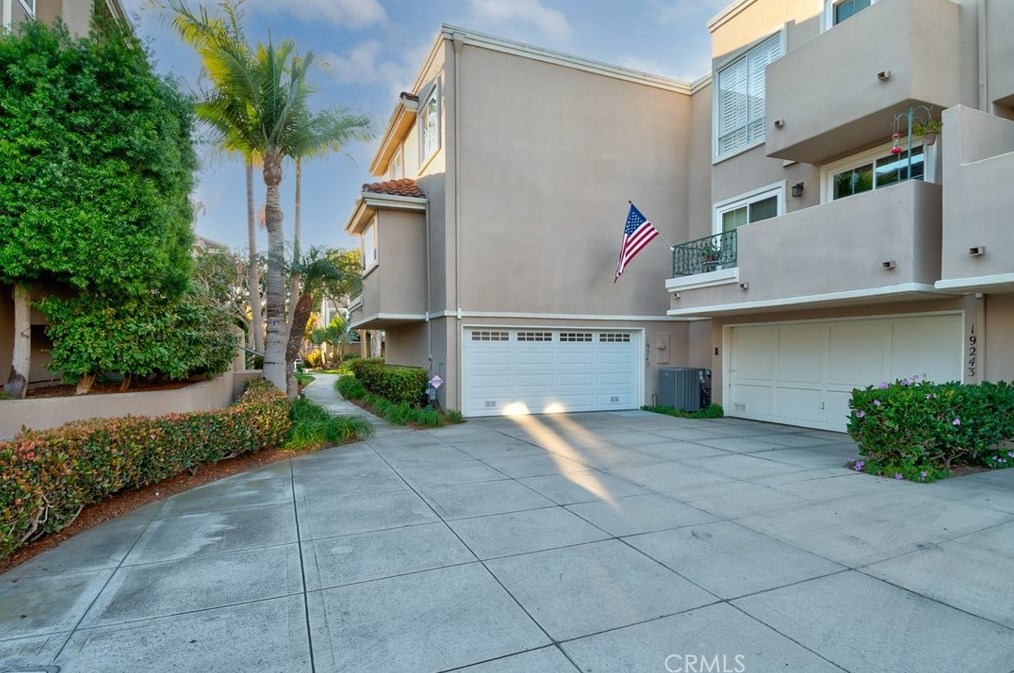 19245 Seabrook Ln, Huntington Beach CA  92648-5521 exterior