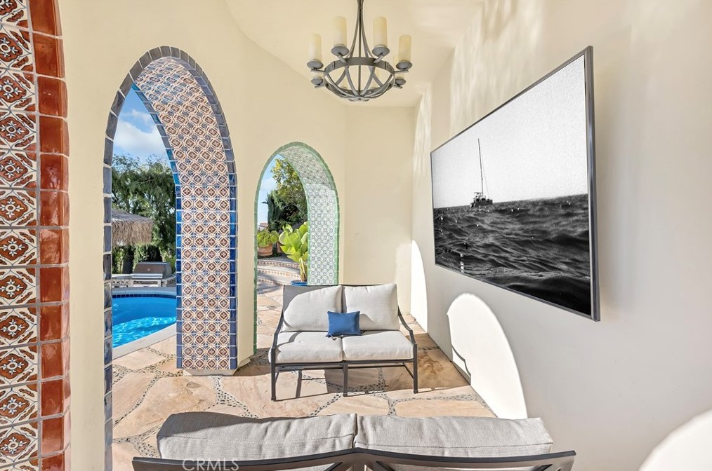 802 Rembrandt Dr, Laguna Beach CA  92651-3417 exterior