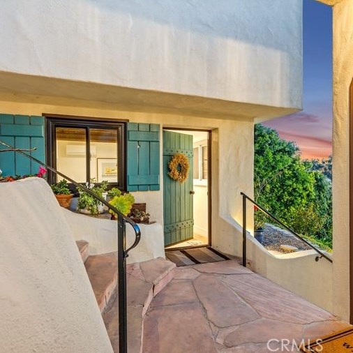802 Rembrandt Dr, Laguna Beach CA  92651-3417 exterior