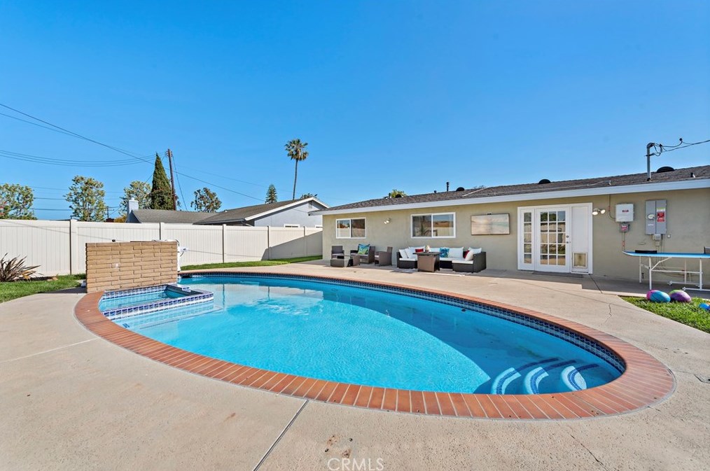 1582 Baker St, Costa Mesa CA  92626-3747 exterior