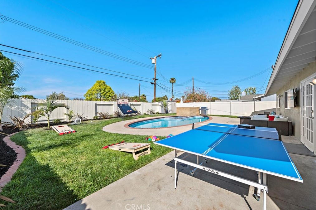 1582 Baker St, Costa Mesa CA  92626-3747 exterior