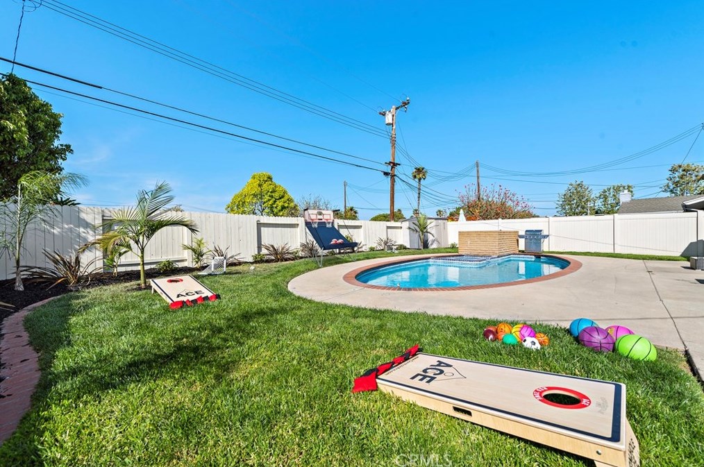 1582 Baker St, Costa Mesa CA  92626-3747 exterior