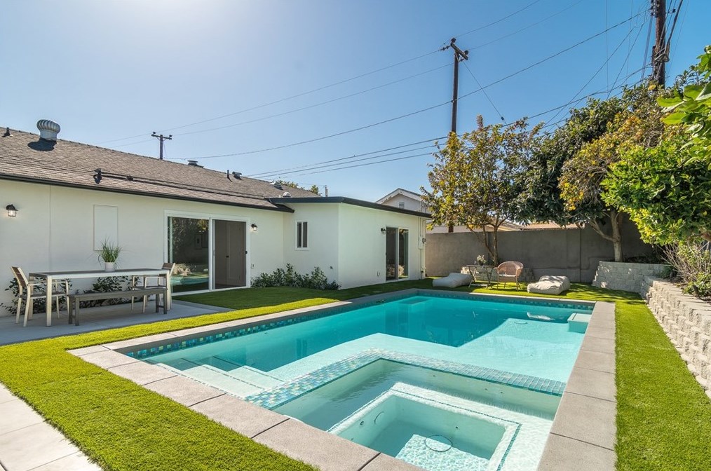 6671 Mason Dr, Huntington Beach CA  92647-4345 exterior