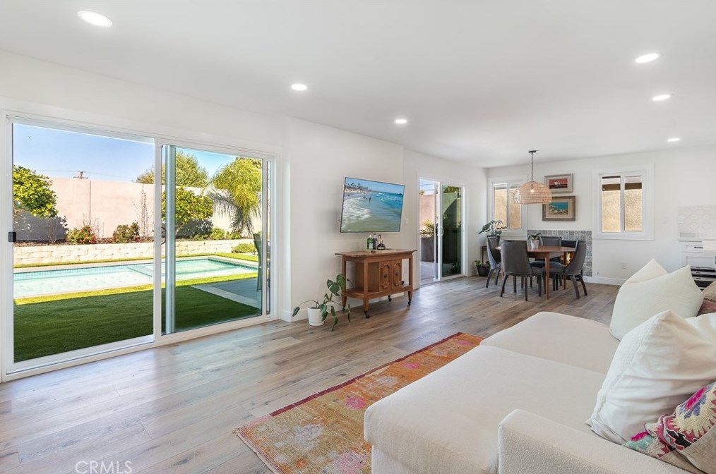 6671 Mason Dr, Huntington Beach CA  92647-4345 exterior