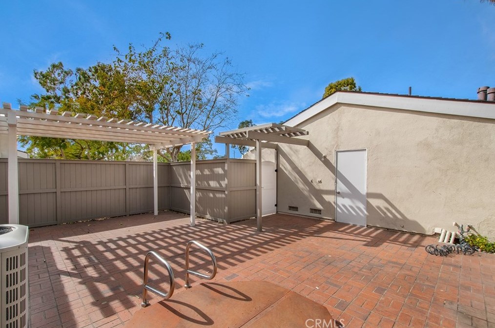 7035 Seal Cir, Huntington Beach CA  92648-3035 exterior