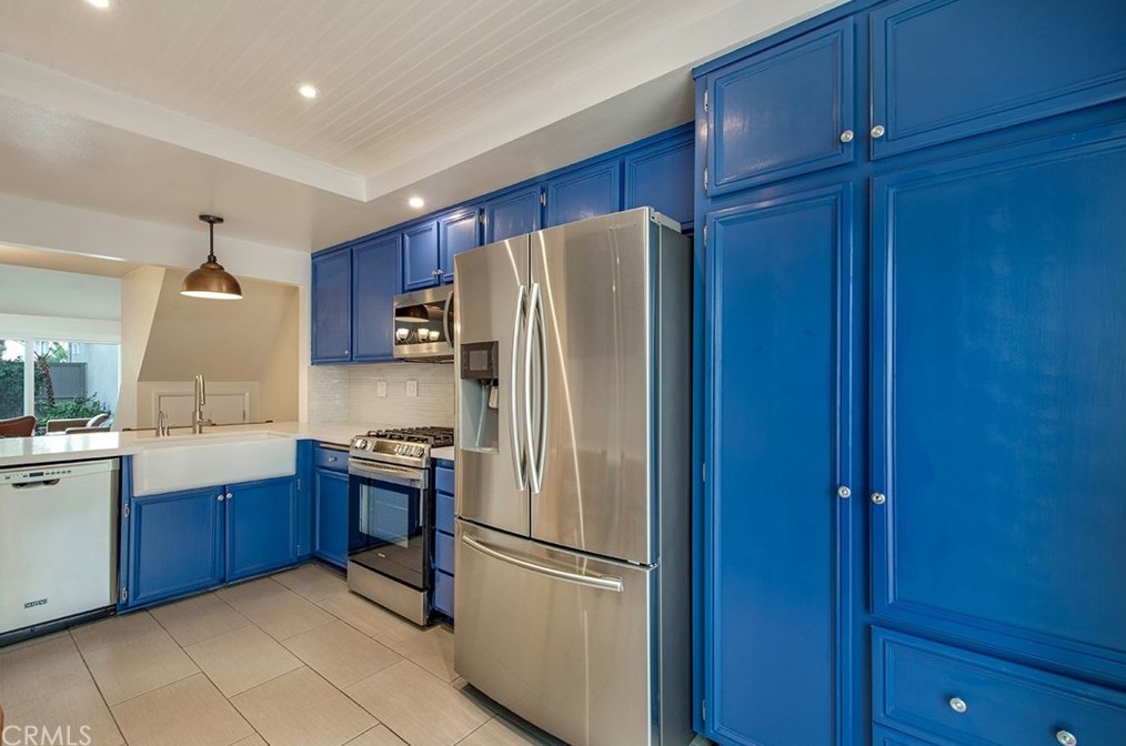 7035 Seal Cir, Huntington Beach CA  92648-3035 exterior