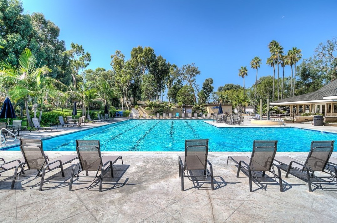 7035 Seal Cir, Huntington Beach CA  92648-3035 exterior