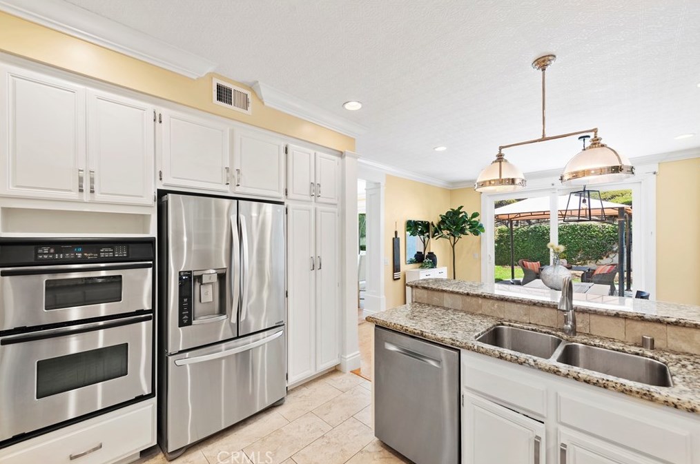 66 Oakcliff Dr, Laguna Beach CA  92677-5650 exterior