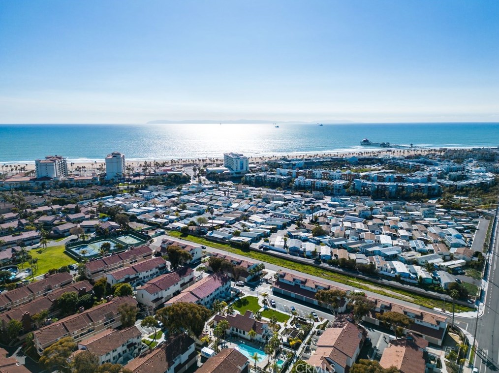 20871 Monarch Ln, Huntington Beach CA  92646-5556 exterior