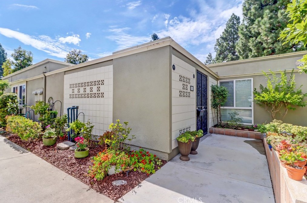 208 Avenida Majorca, Laguna Beach CA  92637-6748 exterior