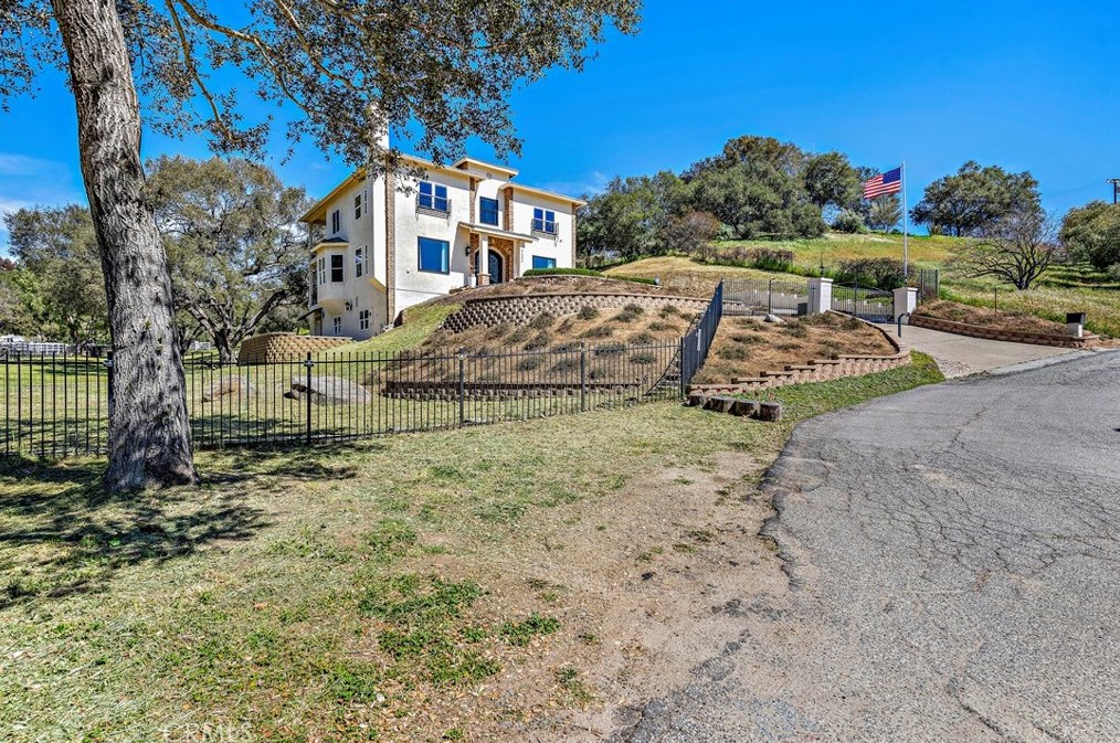 2424 Gird Rd, Fallbrook CA  92028-9687 exterior