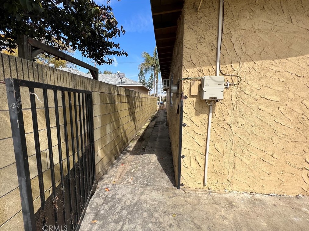 12158 Lakeland Rd, Norwalk CA  90650-1856 exterior