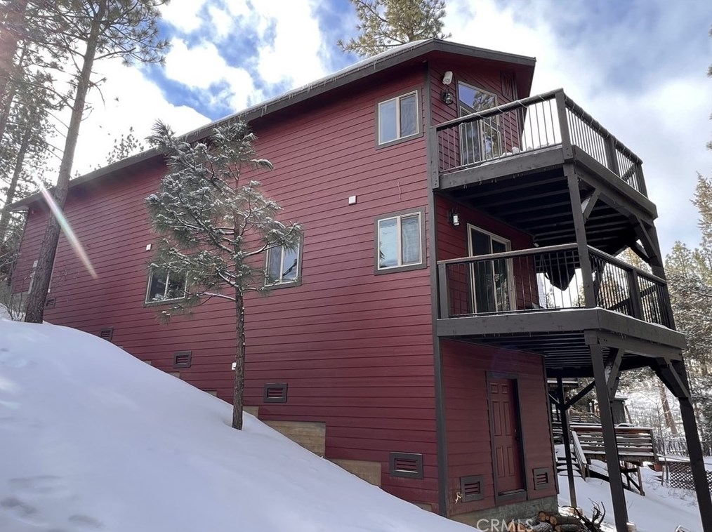 321 Hilltop Ln, Big Bear City, CA 92314