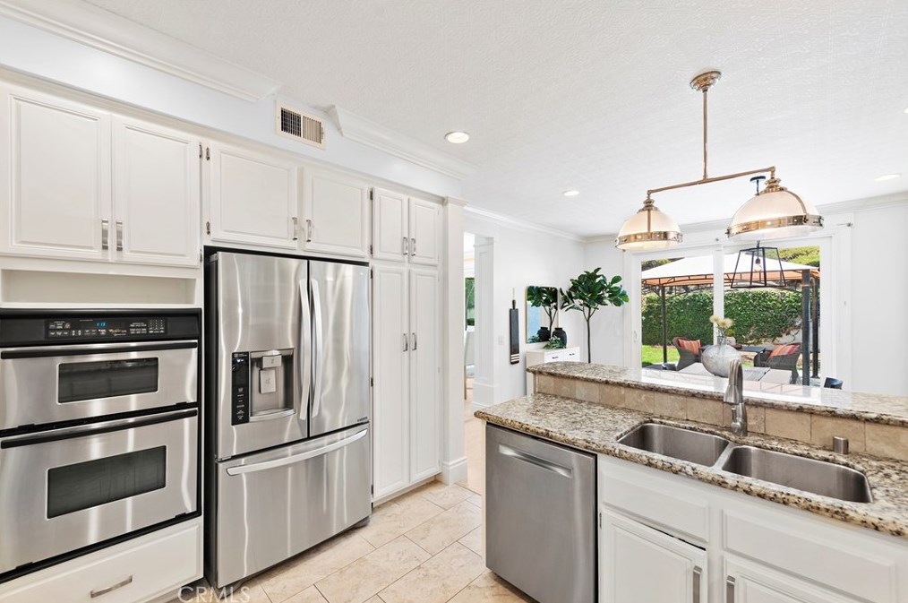 66 Oakcliff Dr, Laguna Beach CA  92677-5650 exterior