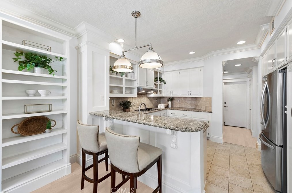 66 Oakcliff Dr, Laguna Beach CA  92677-5650 exterior