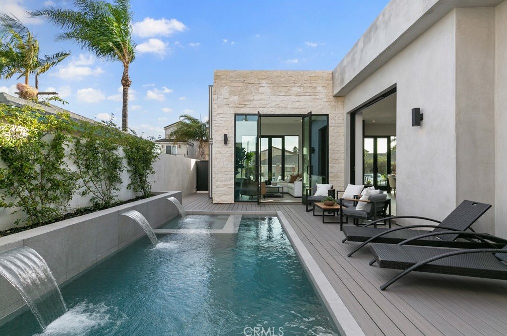 215 Lincoln Ave, Huntington Beach CA  92648-3505 exterior