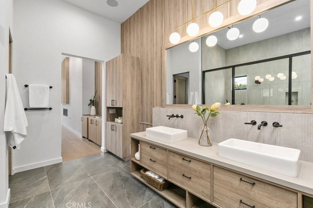 215 Lincoln Ave, Huntington Beach CA  92648-3505 exterior