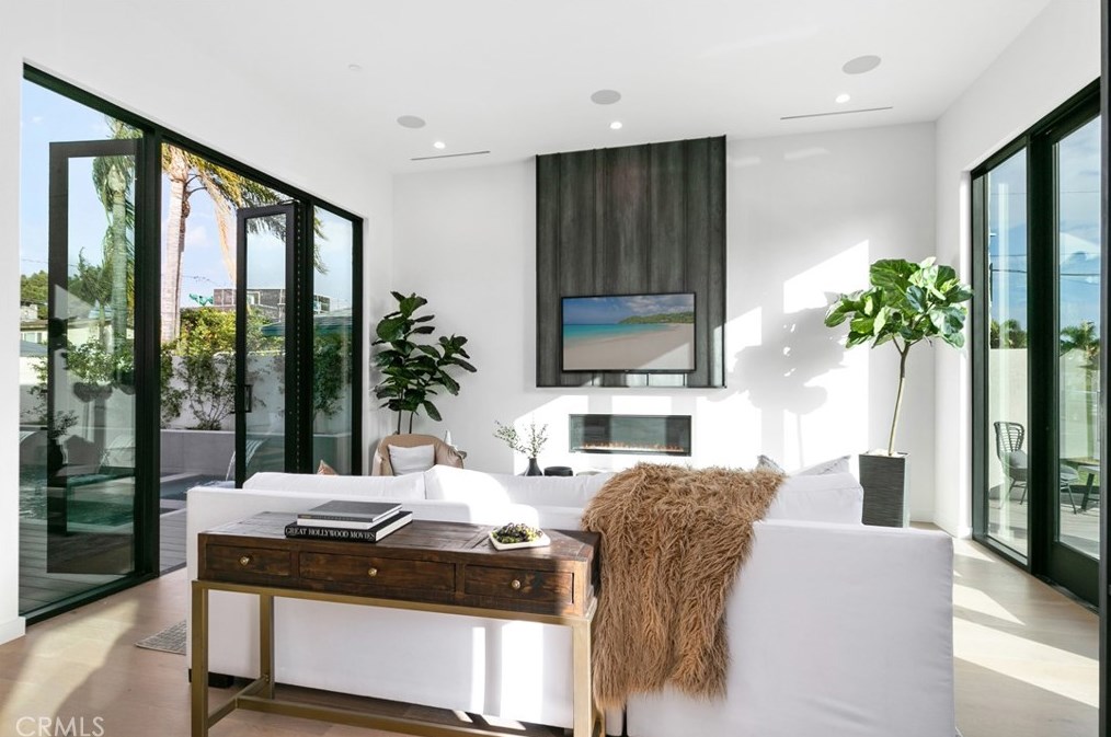 215 Lincoln Ave, Huntington Beach CA  92648-3505 exterior