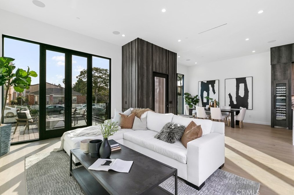 215 Lincoln Ave, Huntington Beach CA  92648-3505 exterior