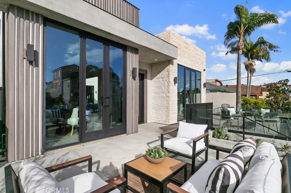 215 Lincoln Ave, Huntington Beach CA  92648-3505 exterior