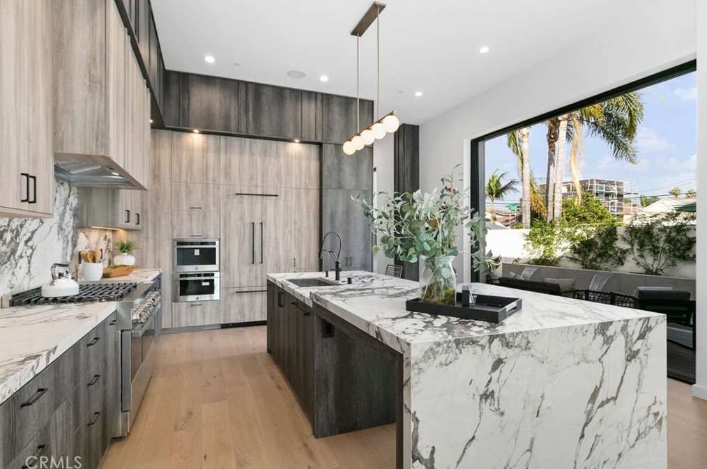 215 Lincoln Ave, Huntington Beach CA  92648-3505 exterior