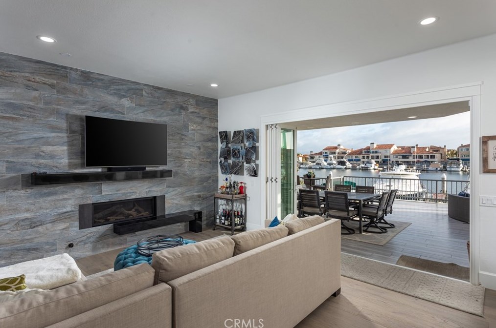3182 Portofino Cir, Huntington Beach CA  92649-1927 exterior