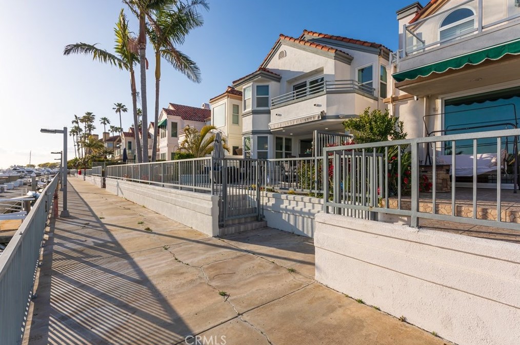 3182 Portofino Cir, Huntington Beach CA  92649-1927 exterior