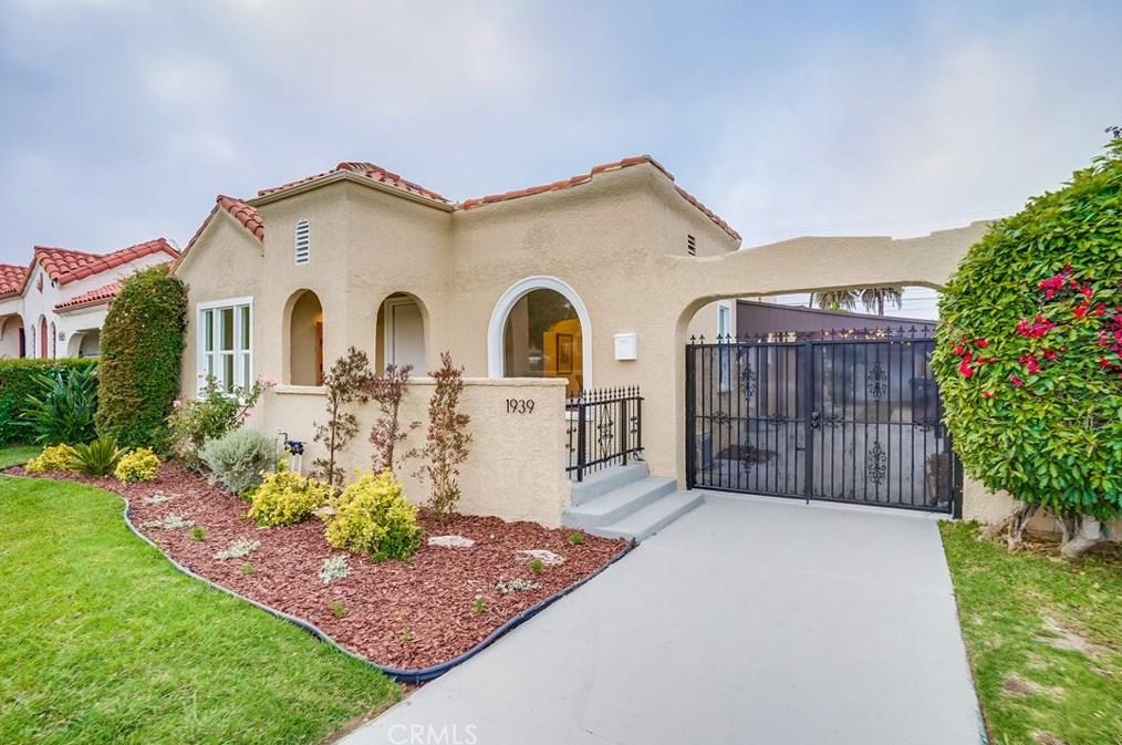 1939 78th Pl, Los Angeles CA  90047-2629 exterior