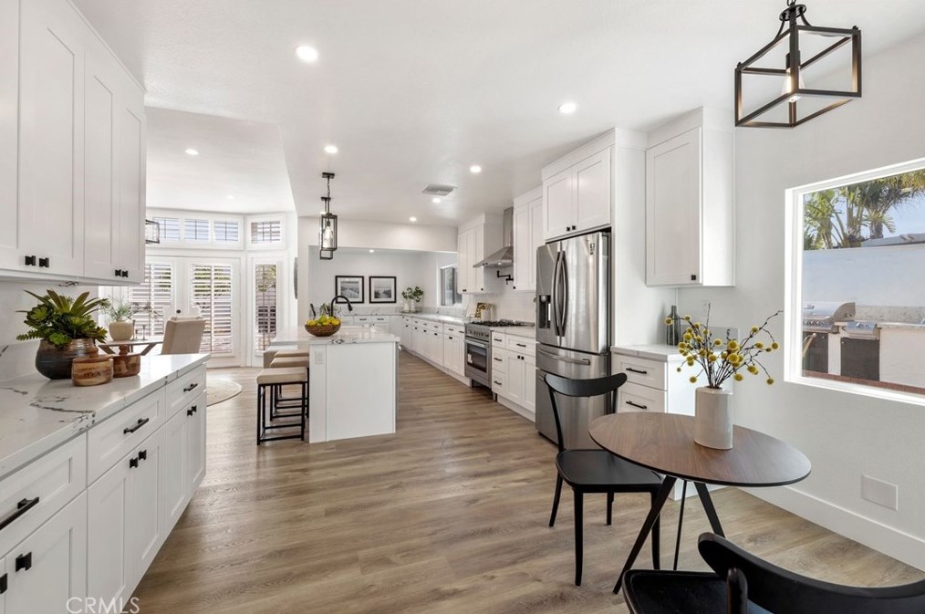 1086 Santa Cruz Cir, Costa Mesa CA  92626-1618 exterior