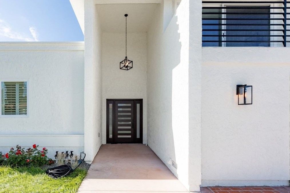 1086 Santa Cruz Cir, Costa Mesa CA  92626-1618 exterior