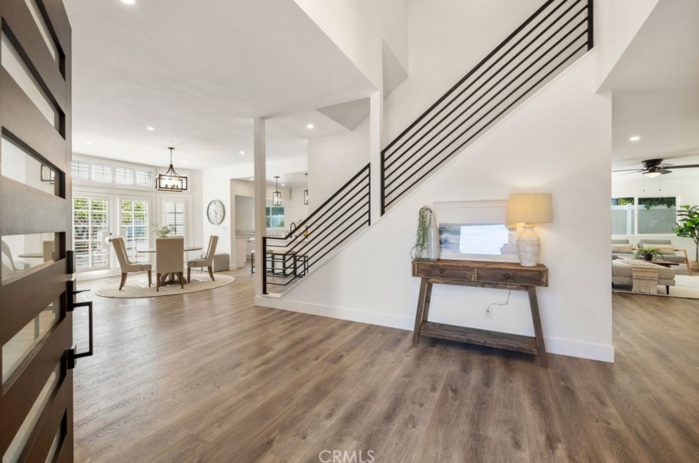 1086 Santa Cruz Cir, Costa Mesa CA  92626-1618 exterior