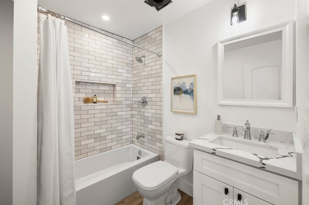 1086 Santa Cruz Cir, Costa Mesa CA  92626-1618 exterior