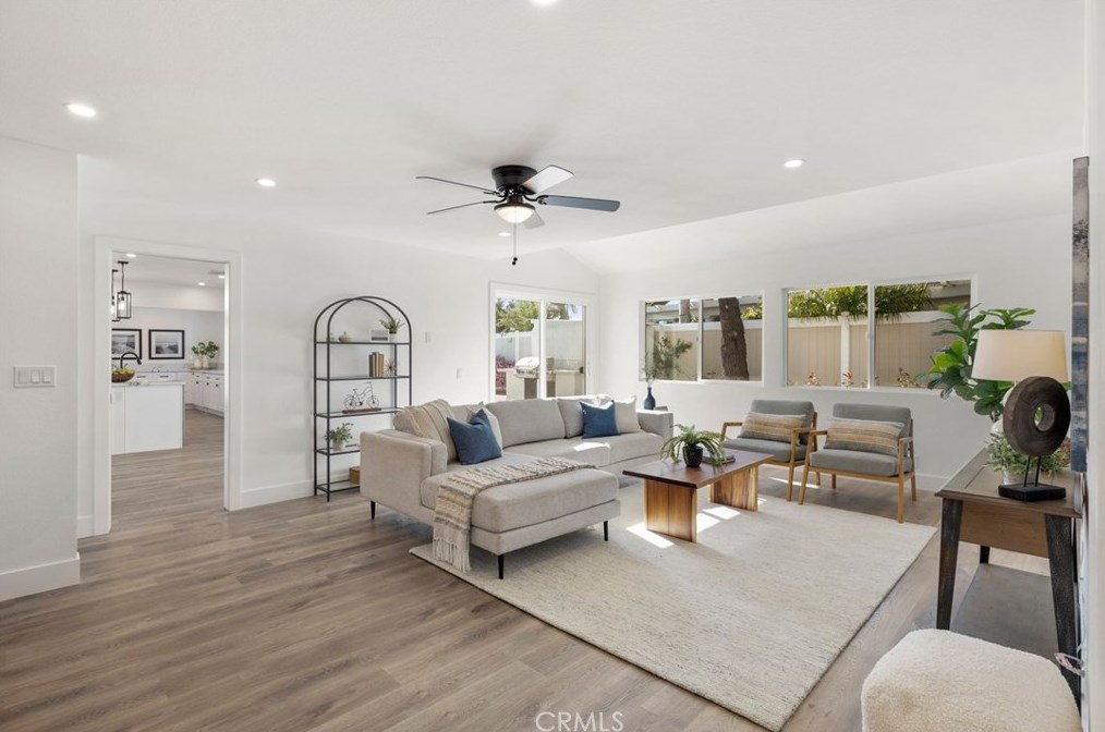 1086 Santa Cruz Cir, Costa Mesa CA  92626-1618 exterior