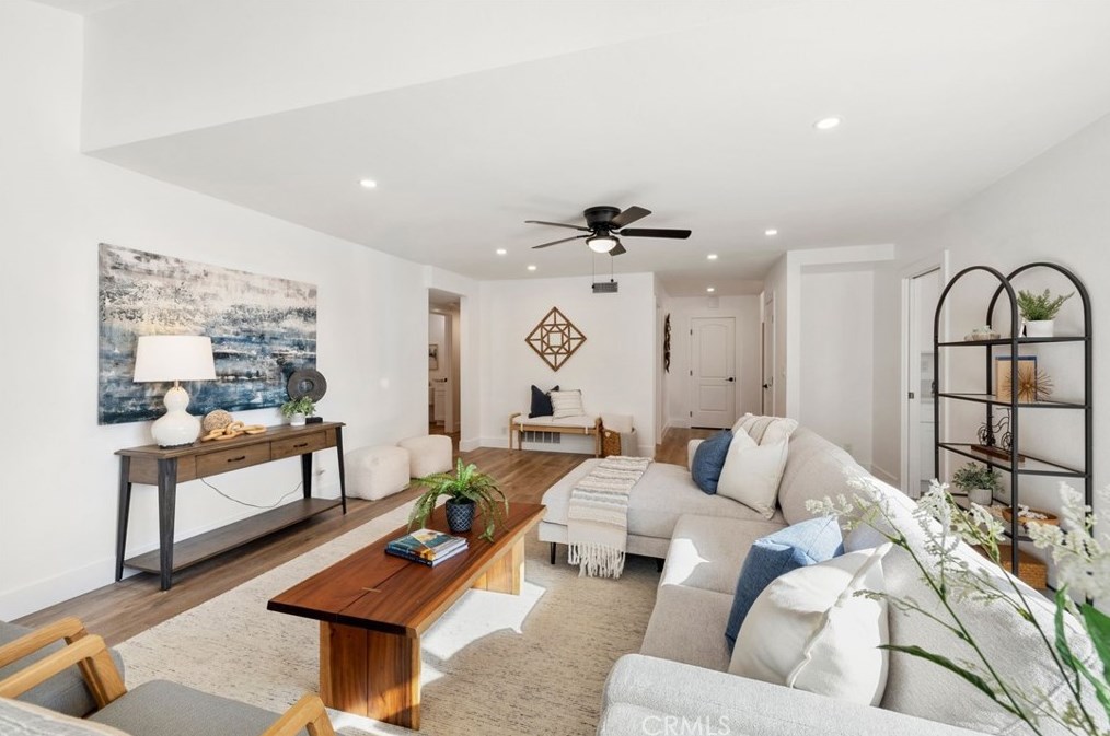 1086 Santa Cruz Cir, Costa Mesa CA  92626-1618 exterior