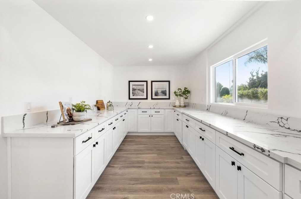 1086 Santa Cruz Cir, Costa Mesa CA  92626-1618 exterior