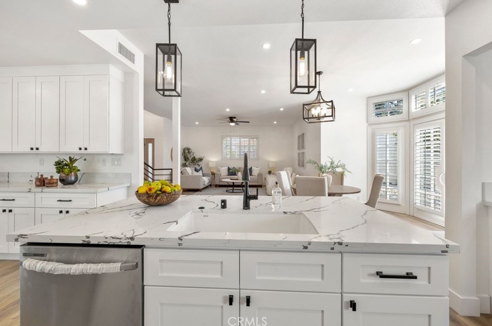 1086 Santa Cruz Cir, Costa Mesa CA  92626-1618 exterior