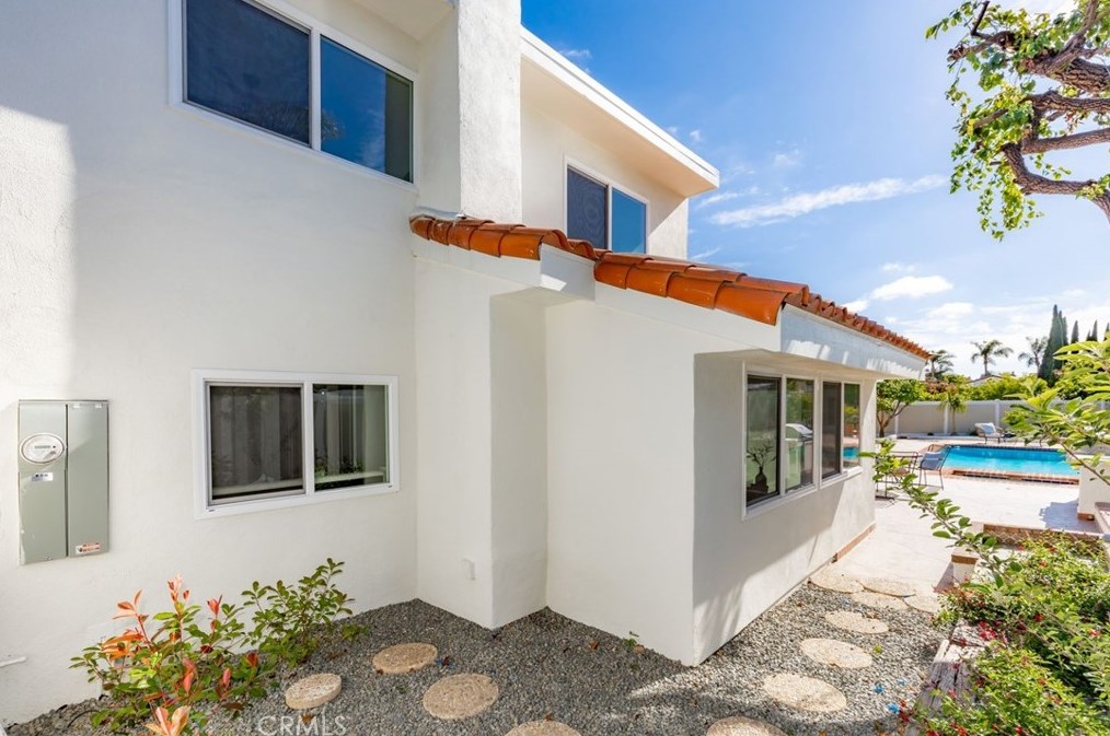 1086 Santa Cruz Cir, Costa Mesa CA  92626-1618 exterior